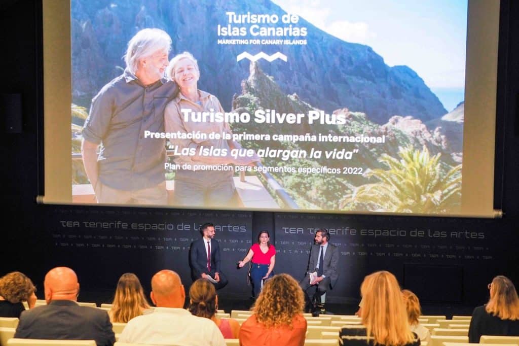 La consejera de Turismo, junto con Alberto Dávila (izq.) e Iñaki Ortega en la presentación del ‘spot’.