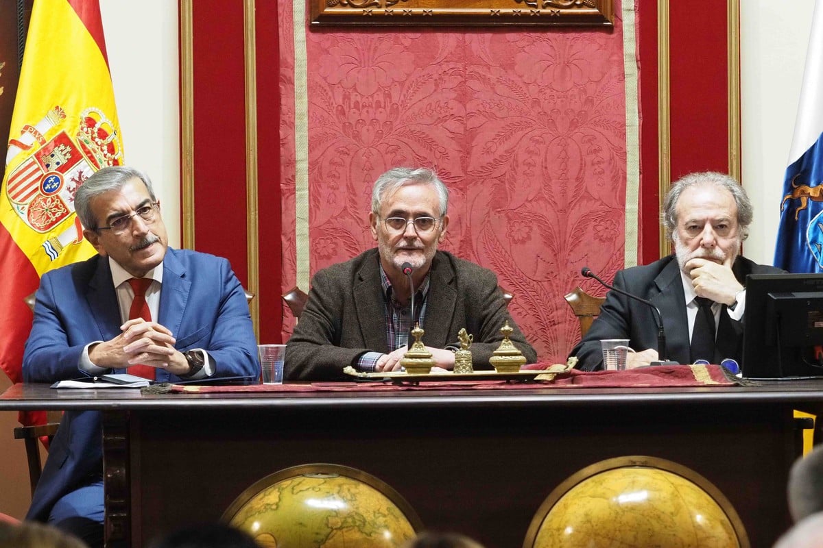 Gómez Soliño, presidente de la Real Sociedad Económica, presentó al vicepresidente en el acto.