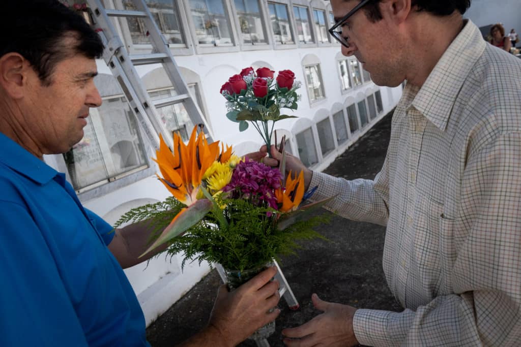 Las flores son las protagonistas hoy en los cementerios de las Islas.
