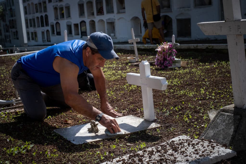 Las flores son las protagonistas hoy en los cementerios de las Islas.