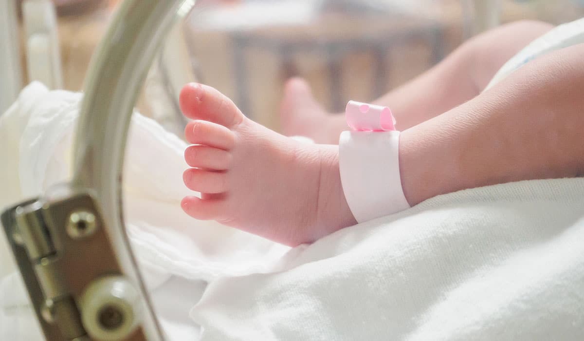 Intenta que le practiquen una ablación a su bebé en el hospital