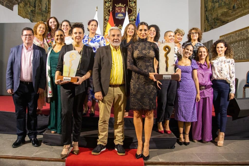 La periodista Emilia González recibe el Premio Abinque de manos del alcalde de Adeje