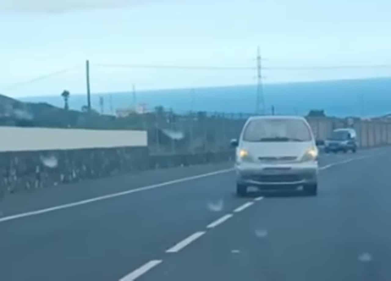 Circula marcha atrás y haciendo eses