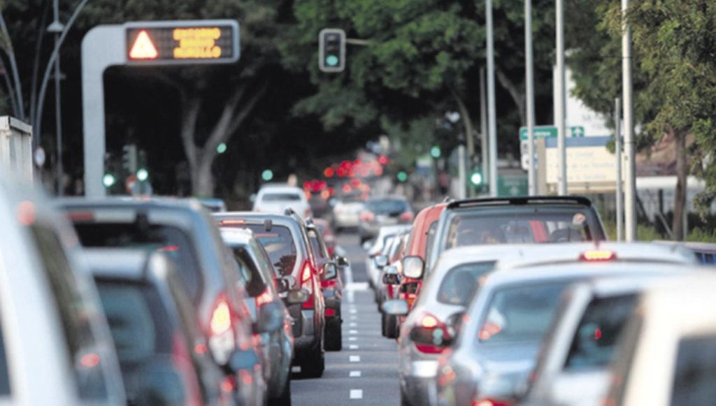 Vehículos en una de las principales arterias de acceso a la capital santacrucera.