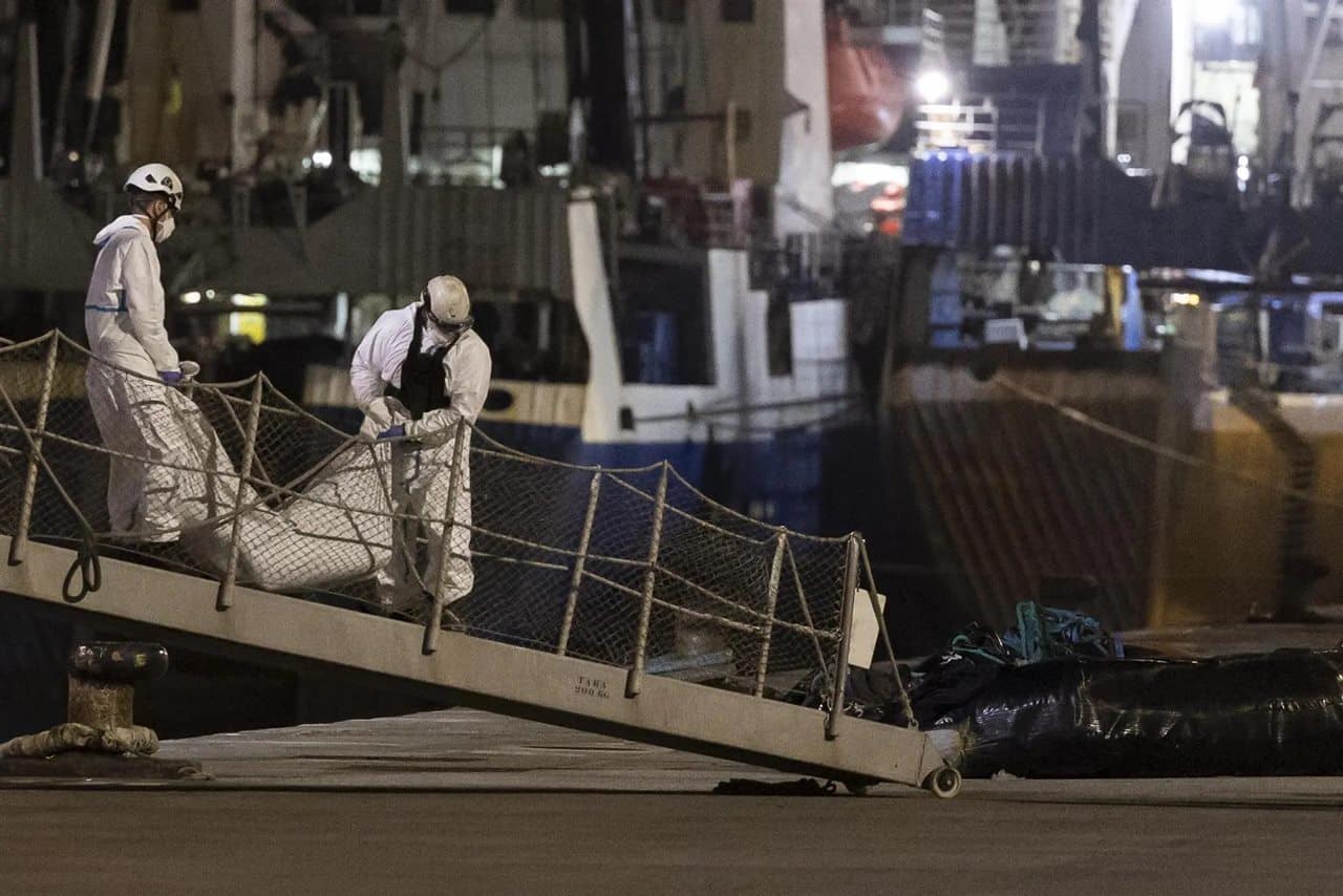 El buque Miguel de Cervantes, de Salvamento Marítimo, llegó de madrugada a Las Palmas con los cuatro cadáveres hallados por un mercante a 278 kilómetros de Gran Canaria. Q. Curbelo