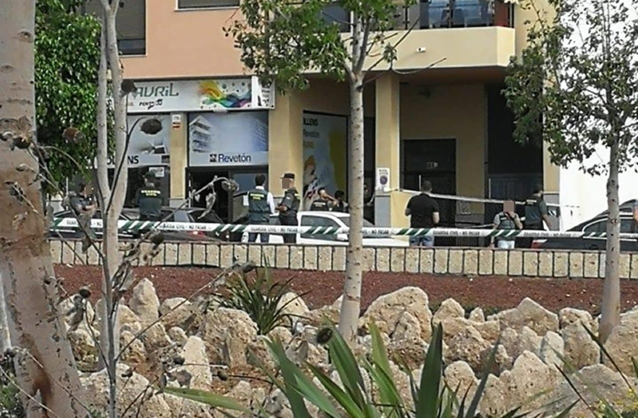 Imagen de la entrada del garaje donde fue hallado el cuerpo sin del taxista, en su vivienda de San Isidro. DA