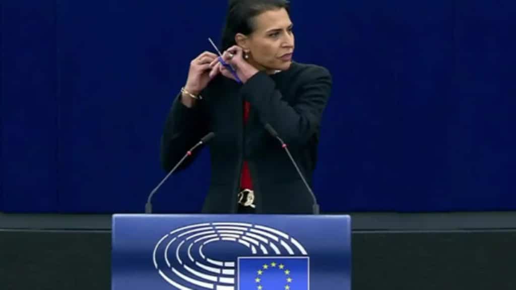 se corta el pelo