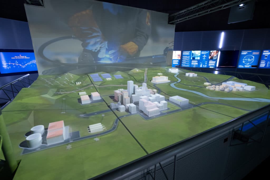 Maqueta central sobre la que se proyectan los diferentes escenarios del recorrido de la luz para así explicar el funcionamiento del sistema eléctrico.