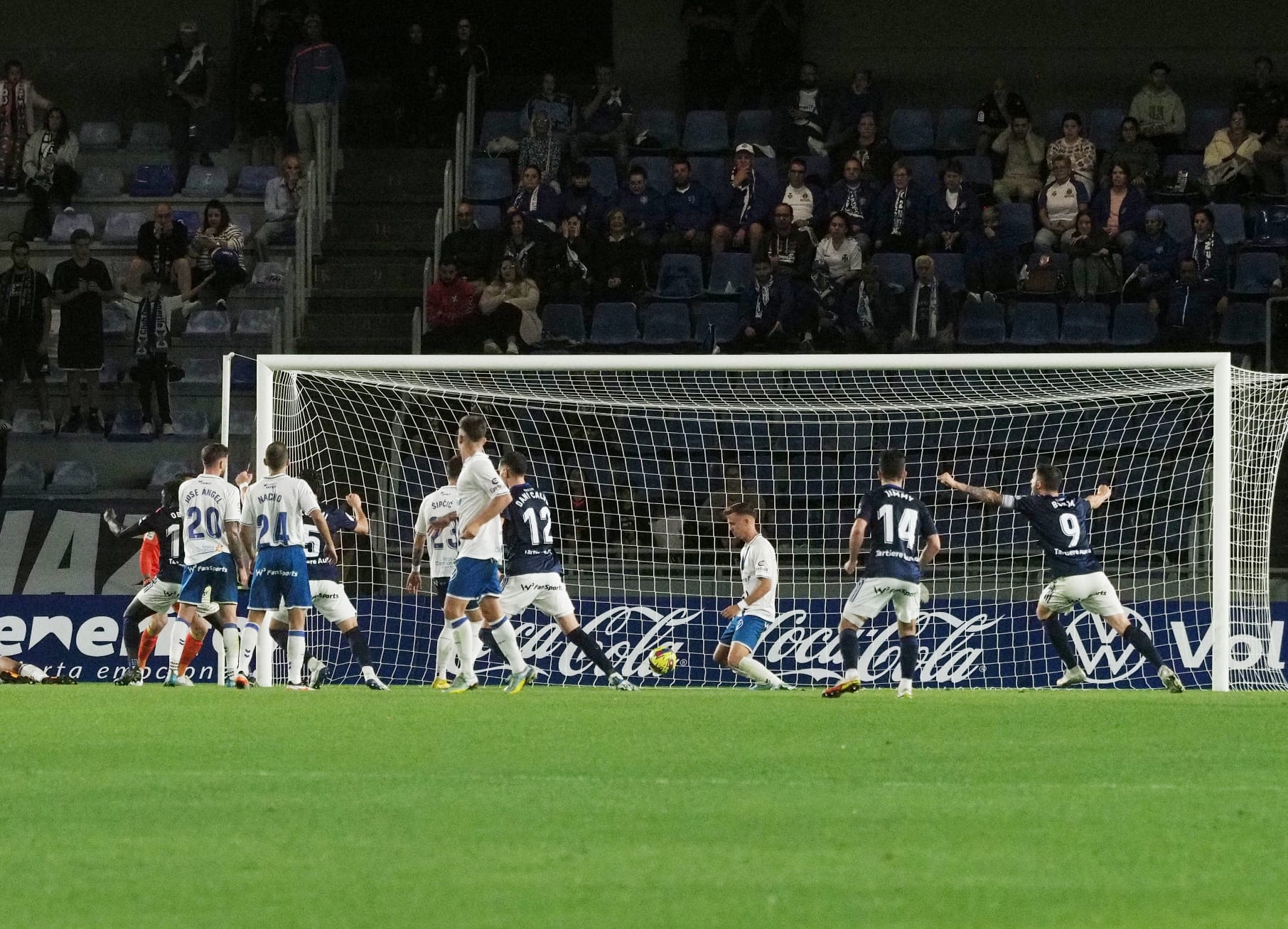 El hormigón lo puso el Oviedo de Cervera y el Tenerife confirma su mal momento (0-1)