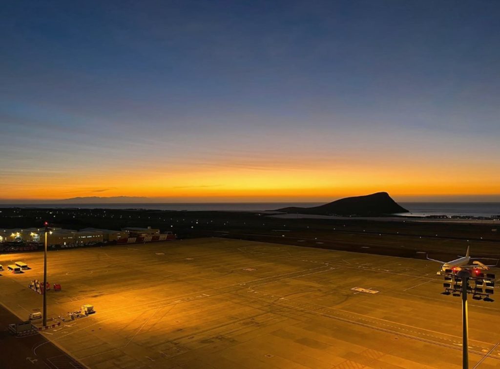Amanecer en el aeropuerto Tenerife Sur: la espectacular foto de los controladores aéreos