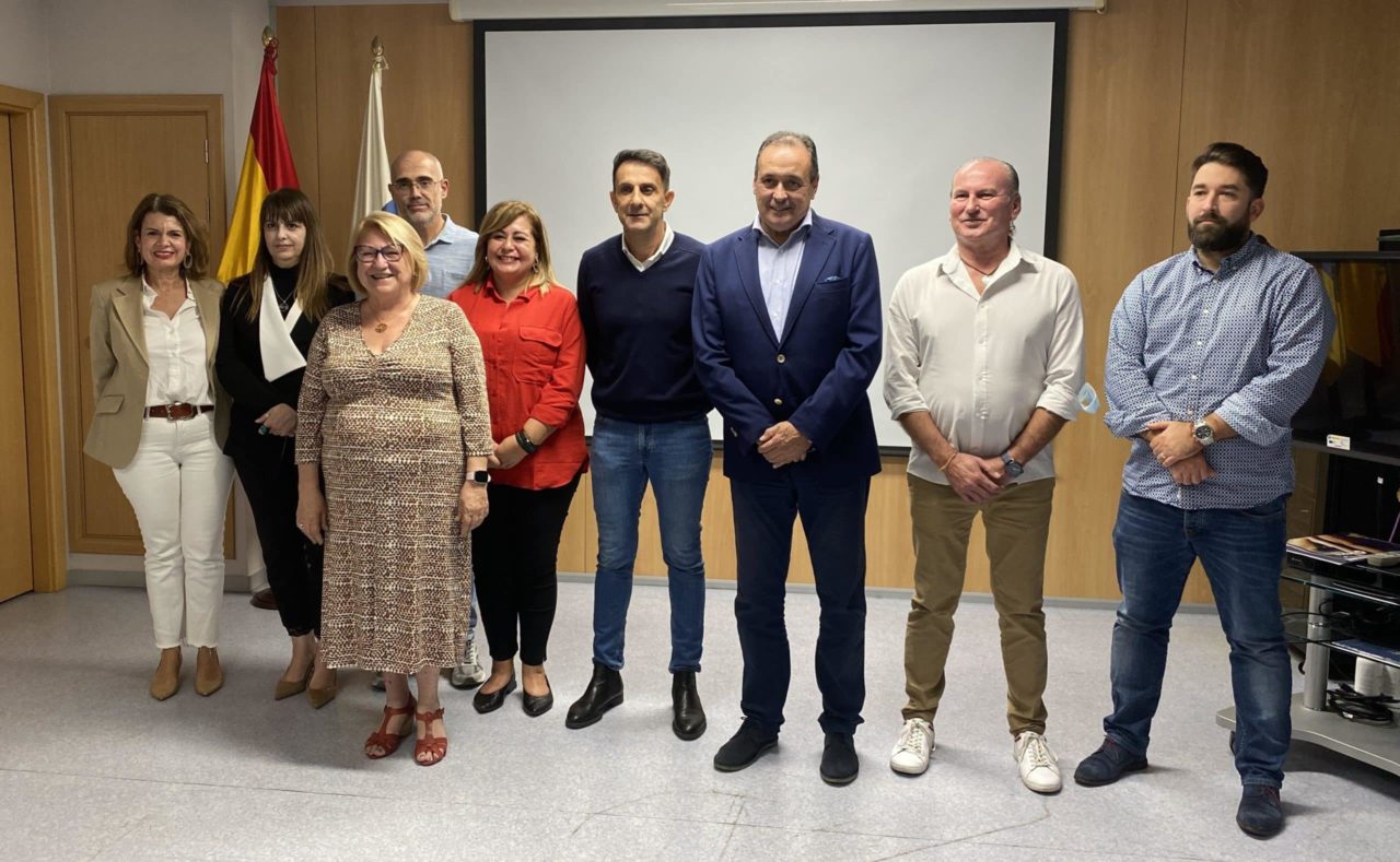 El consejero de Sanidad del Gobierno de Canarias, Blas Trujillo (c), con representantes de los sindcatos de la Mesa Sectorial