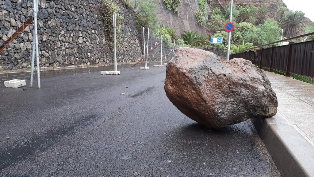 Una roca de gran tamaño obliga a cerrar el acceso a la playa del Socorro