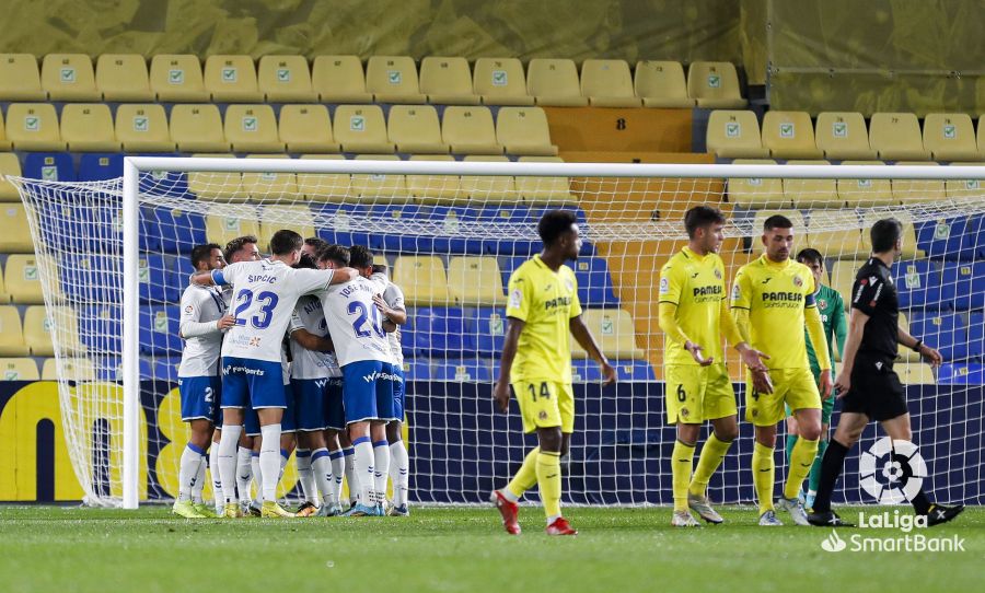 El Tenerife cobra ventaja ante el Villarreal B gracias a un penalti transformado por Elady