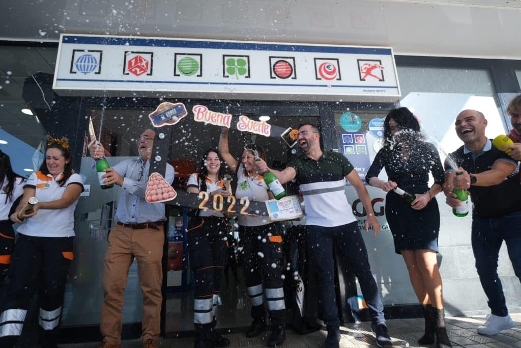 La gasolinera de Granadilla (Tenerife) reparte el premio gordo por cuarta vez. | Fran Pallero