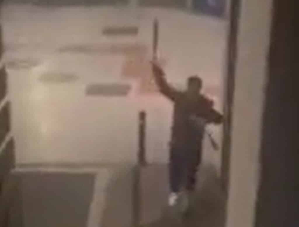 Dando gritos y armado con un machete: un joven desata el pánico en plena calle