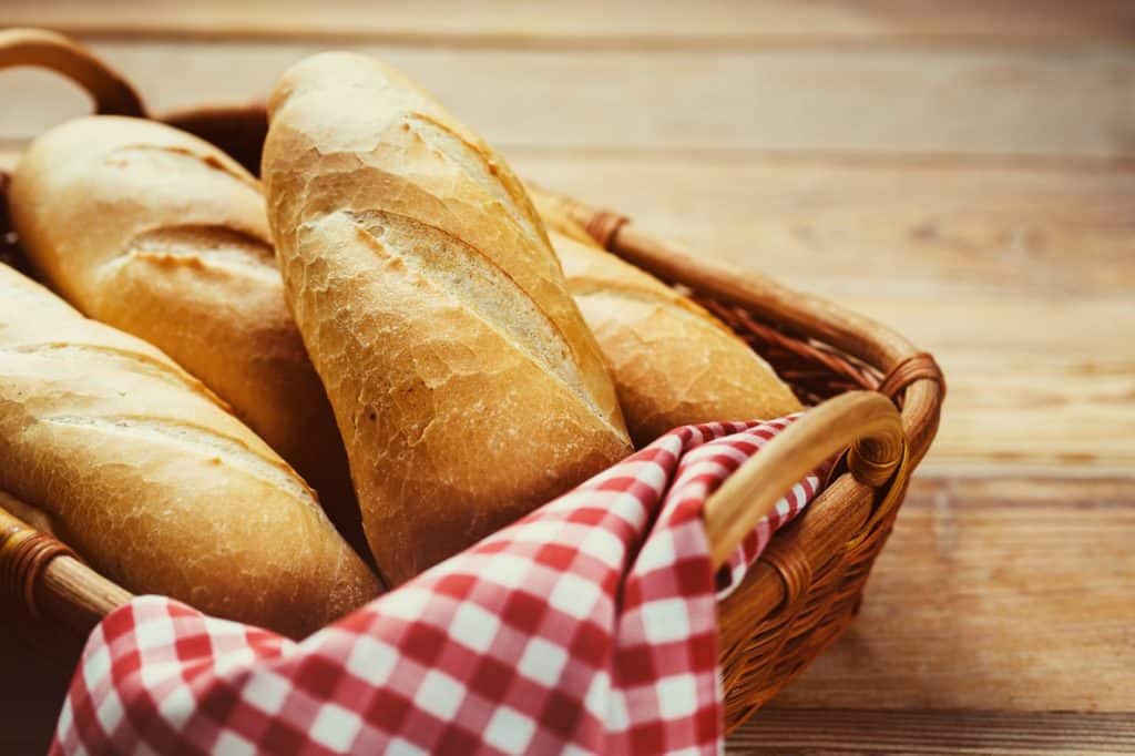 Cesta con pan. Shutterstock
