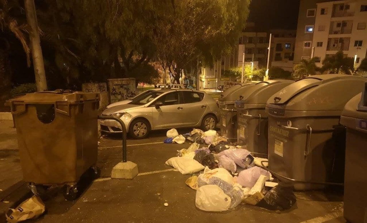 Santa Cruz pone bajo vigilancia nueve puntos para multar a quien deje la basura fuera del contenedor