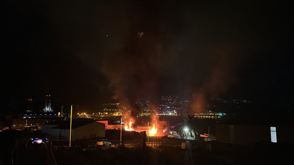 Dan por controlado el incendio en una nave industrial en La Palma