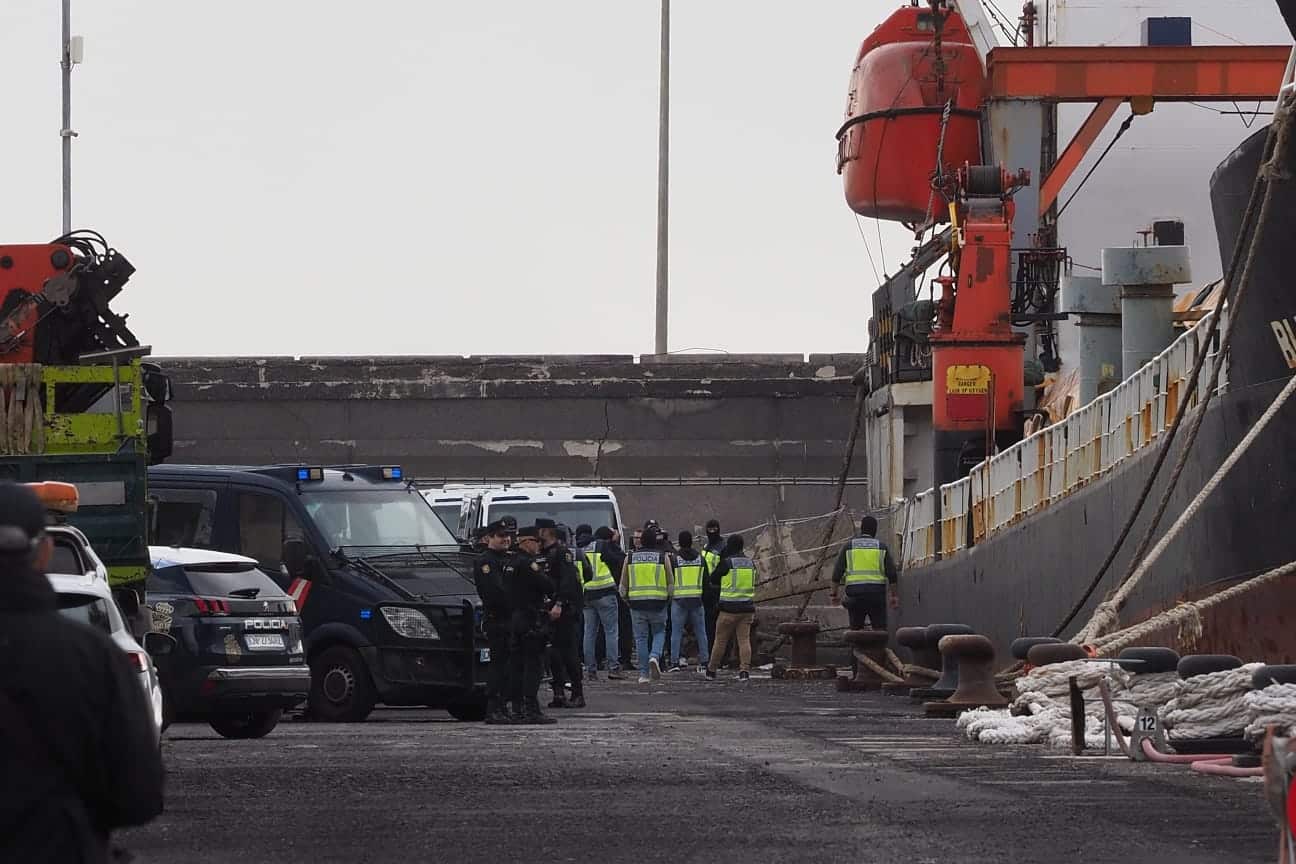 Trasladan al puerto de Tenerife un carguero y proceden a su registro por posible droga