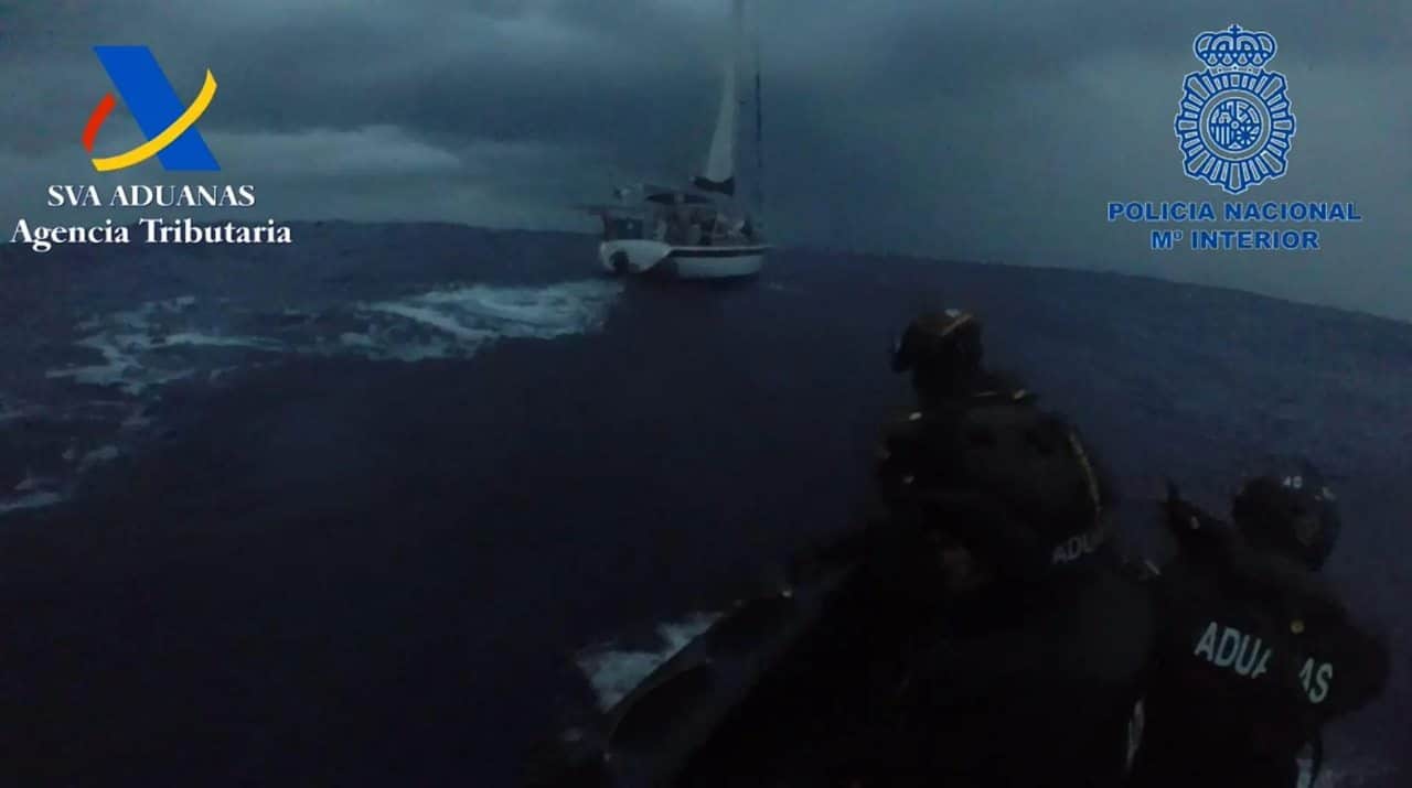 El abordaje del velero Mambo, que pretendía desembarcar la droga en Canarias, se llevó a cabo pese a las adversas condiciones meteorológicas en alta mar.