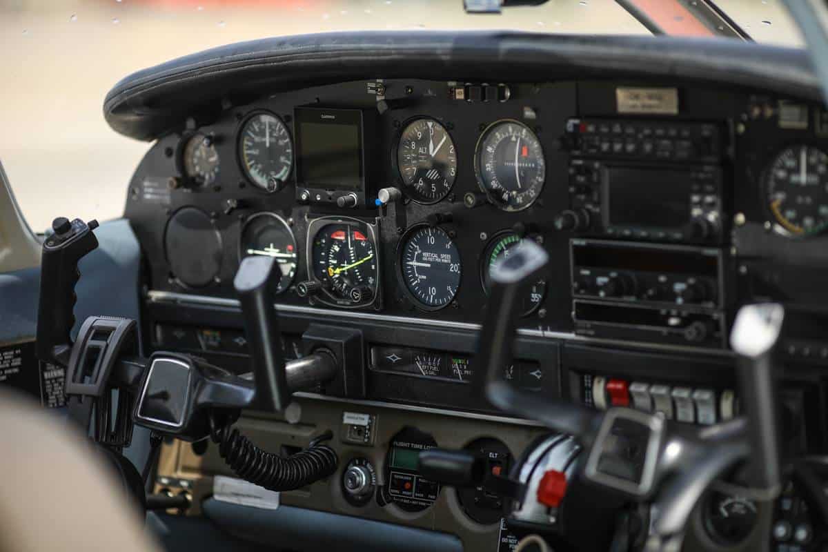 Muere un piloto en pleno vuelo: su compañero pensó que era una broma