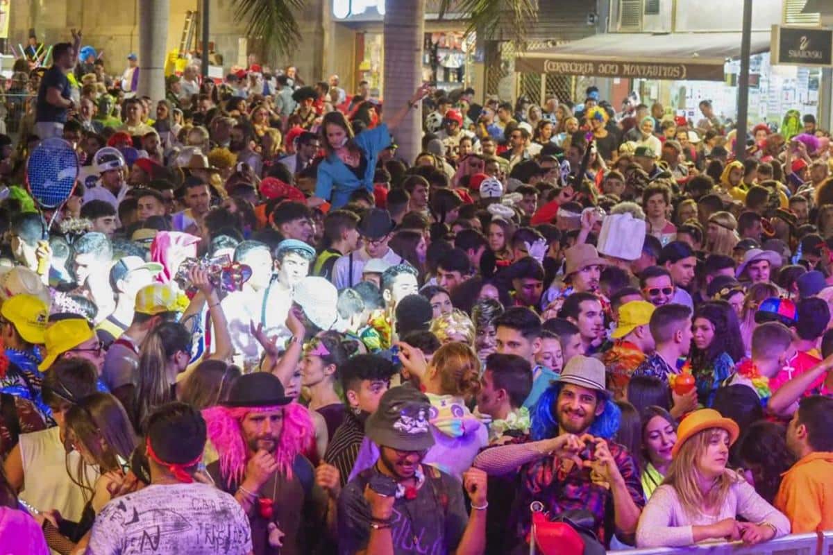 Pierde una riñonera llena de droga en el Carnaval de Santa Cruz de Tenerife y lo denuncia a la policía