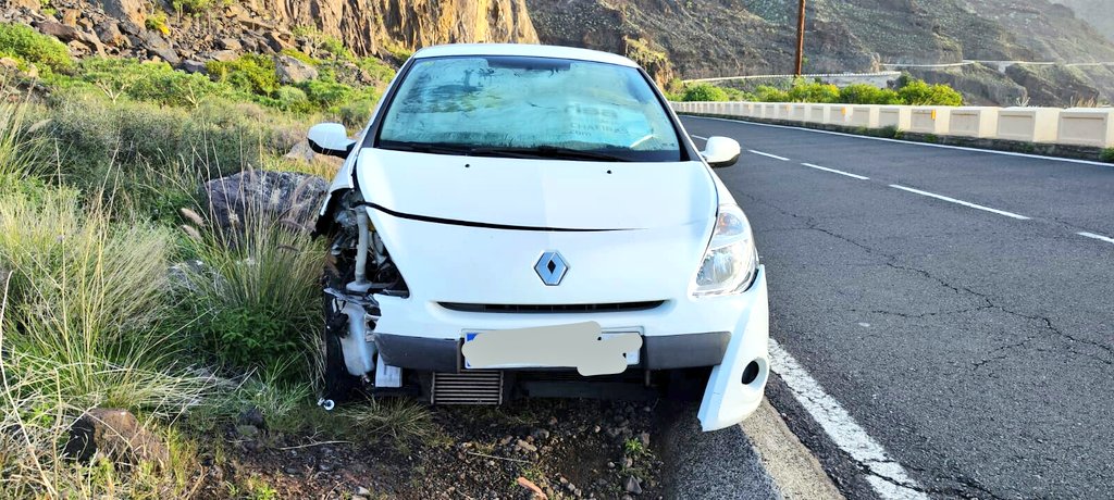 Sufre un accidente en Santa Cruz de Tenerife y la policía la encuentra durmiendo dentro del coche