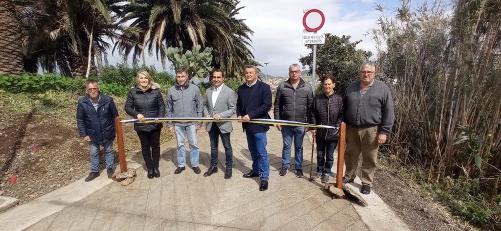 El alcalde, José Daniel Díaz, y el concejal Antonio Gil Goya inauguraron el nuevo trayecto con los vecinos.