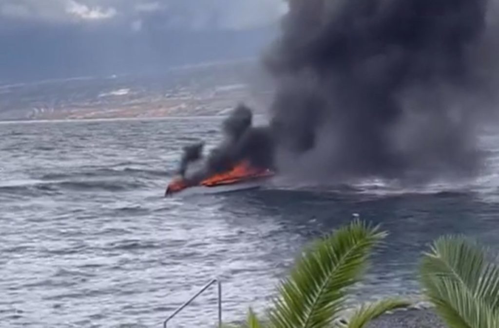 Enorme columna de humo por un incendio en el mar en Radazul