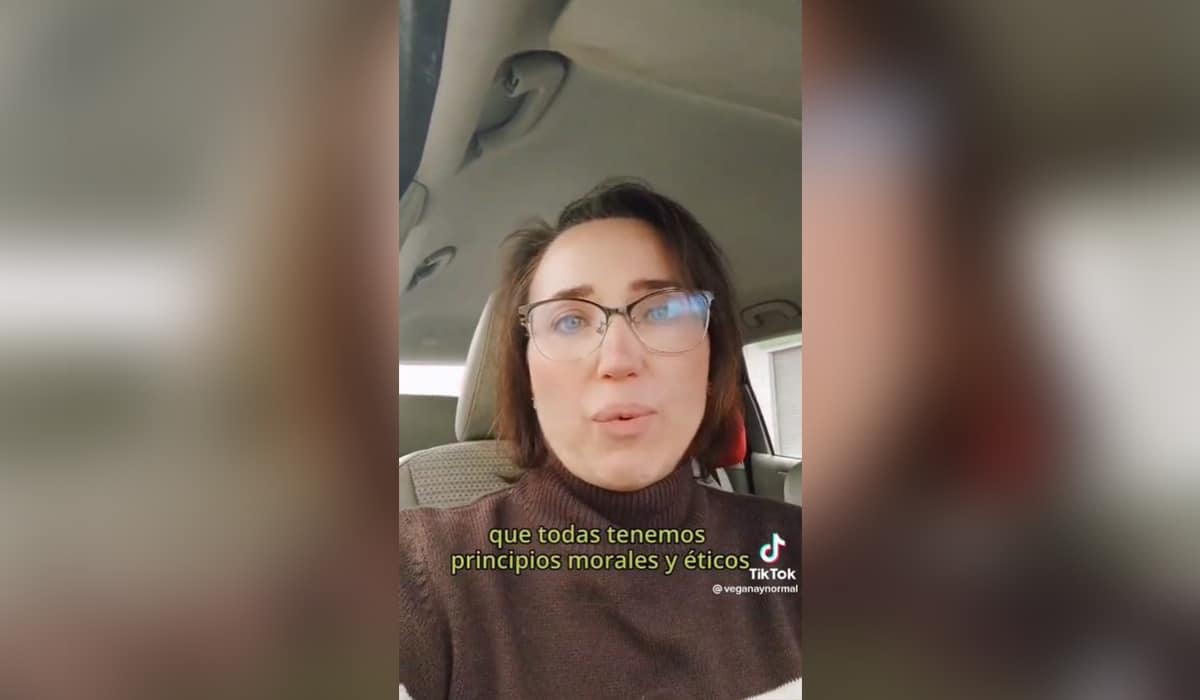 La indignación de una madre vegana por tener que disfrazar a su hija de pescadora: "Va contra sus principios"