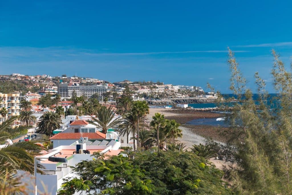 Sorprende a un encapuchado abriendo la puerta de su terraza en un hotel en Canarias