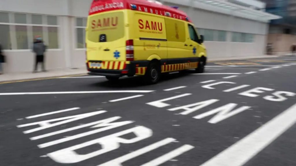 Una ambulancia a su llegada al Hospital Clínico en una imagen de archivo. EFE/Kai Försterling