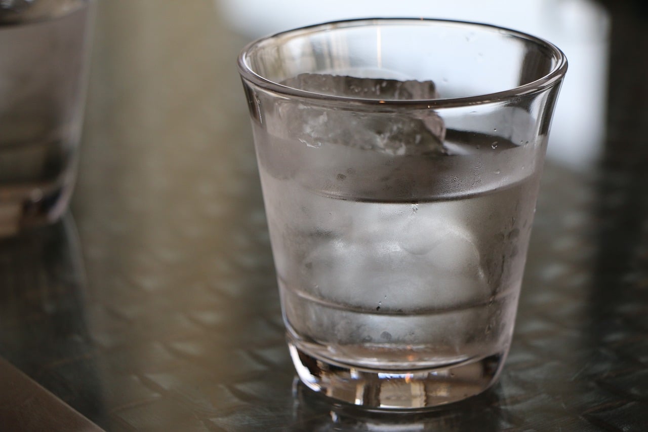 cobra por un vaso de agua