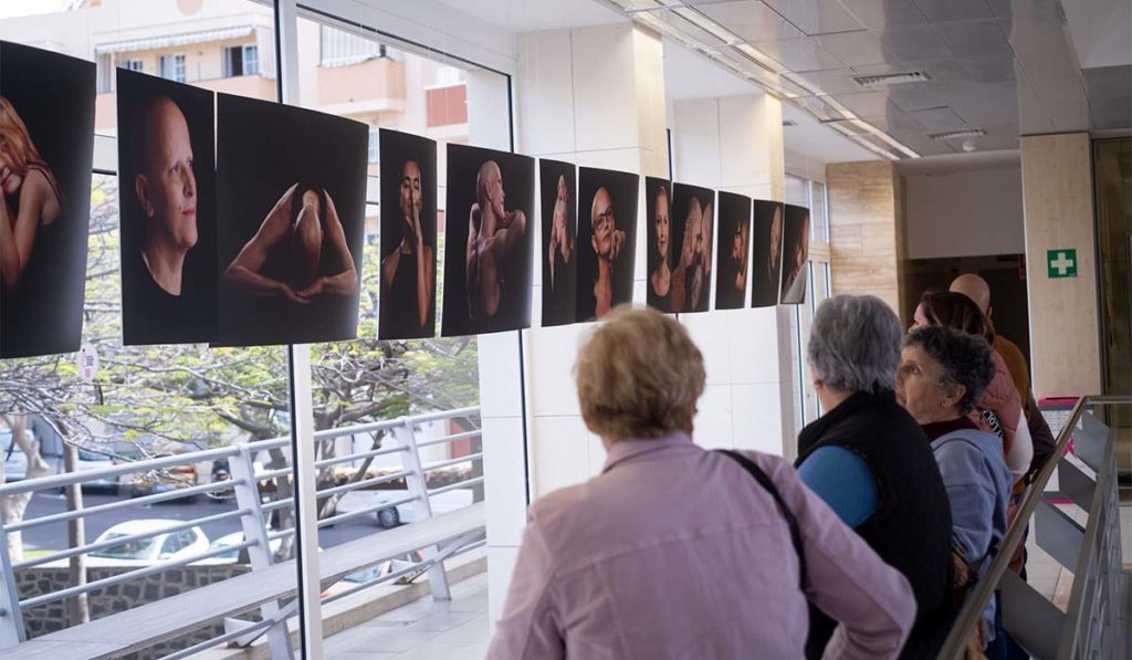Adeje acoge la exposición 'Bold' que retrata la belleza y el valor de las mujeres con cáncer de mama