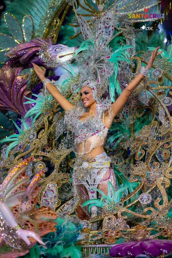 Iberostar viste a la tercera dama de honor del Carnaval de Tenerife con un diseño sostenible de Alfonso Baute