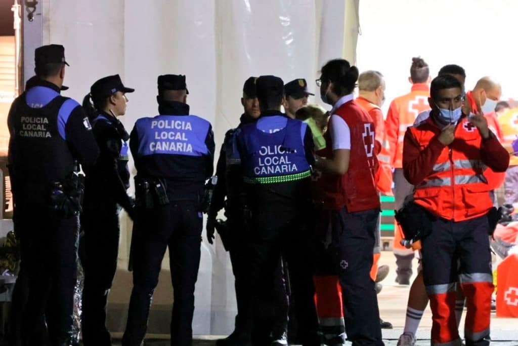 Agentes de la Policía Local de Santa Cruz de Tenerife y personal de Cruz Roja en el Hospital del Carnaval