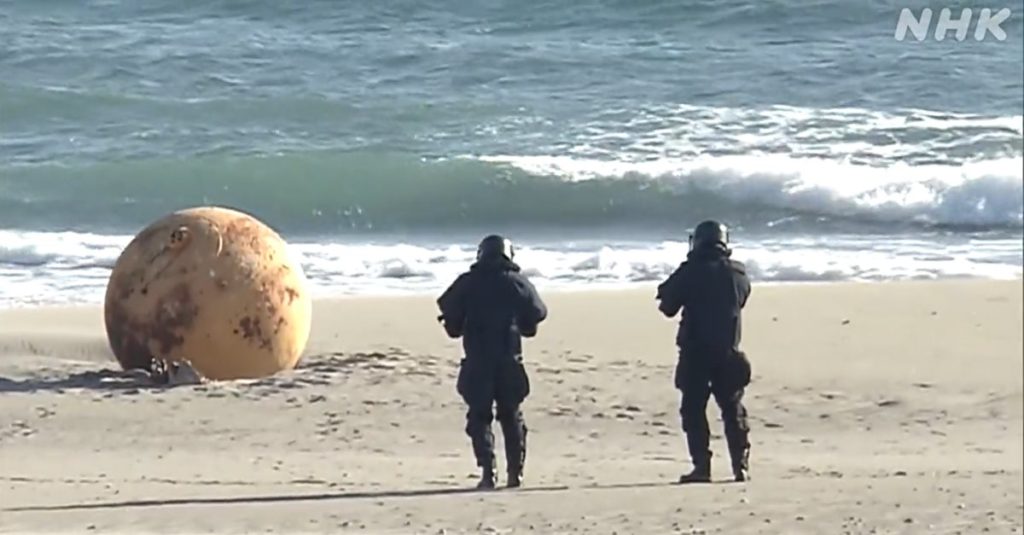 Revelan qué era la misteriosa bola gigante que apareció en una playa de Japón