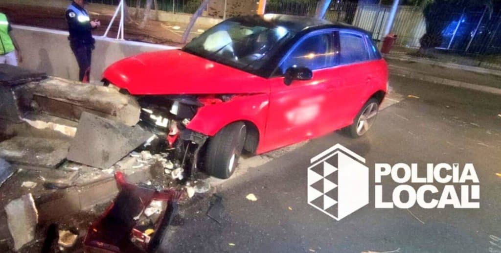 Una conductora, que dio positivo en alcohol, destroza una rotonda en Santa Cruz