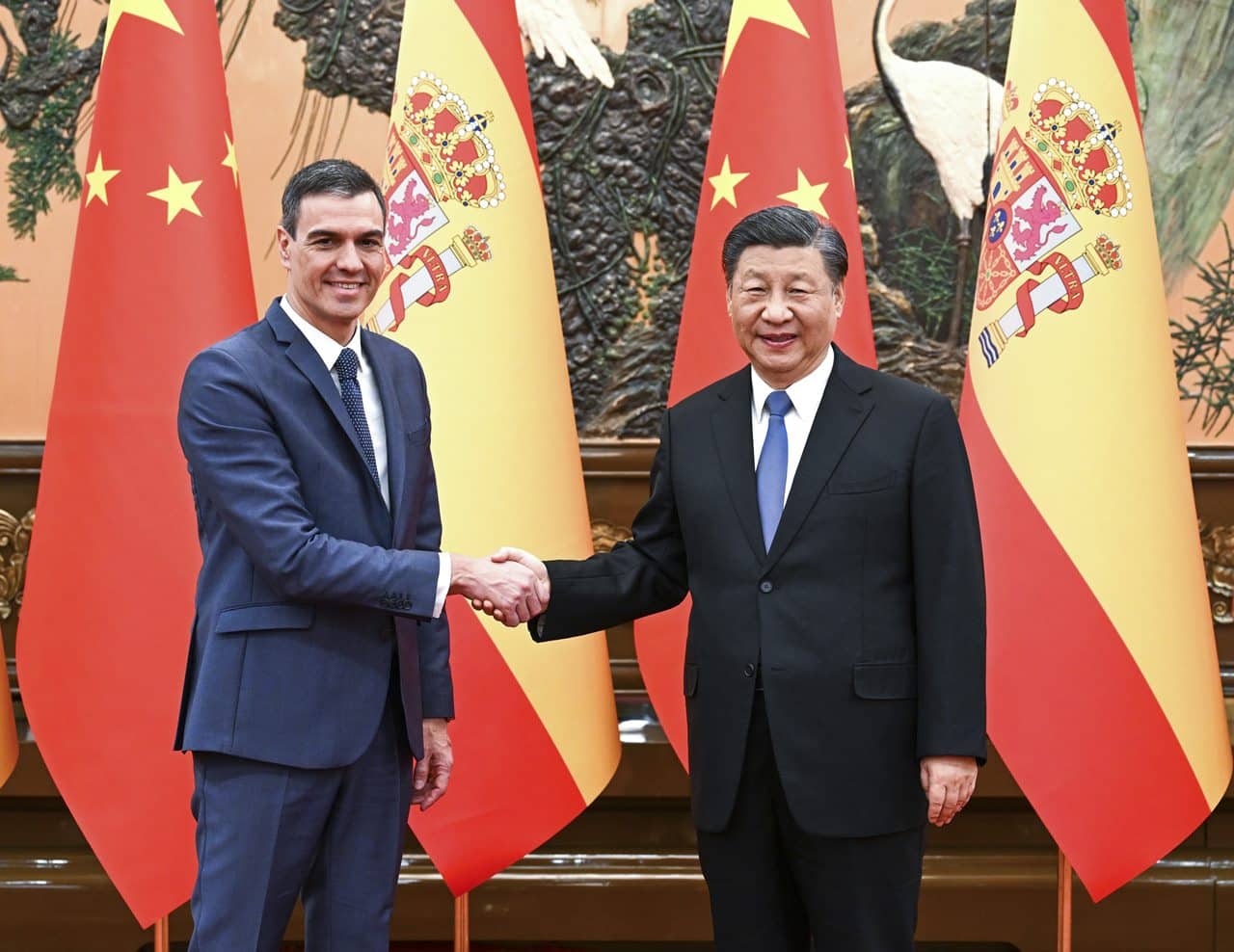 Pedro Sánchez y Xi Jinging se saludan antes de iniciar las conversaciones. EP