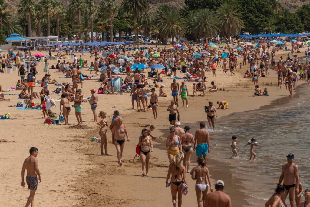 El calor y la calima se mantendrán hasta el fin de semana, lo que llevará a muchos bañistas a las playas. Fran Pallero