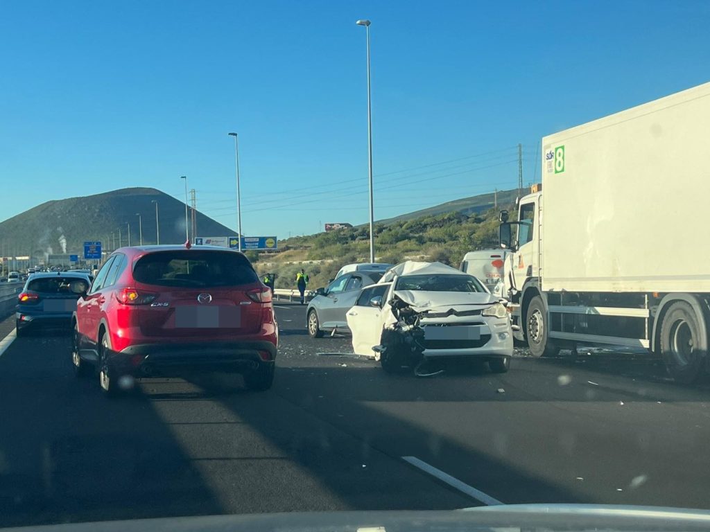Accidente en Tenerife: varios coches y un camión chocan en plena TF-1