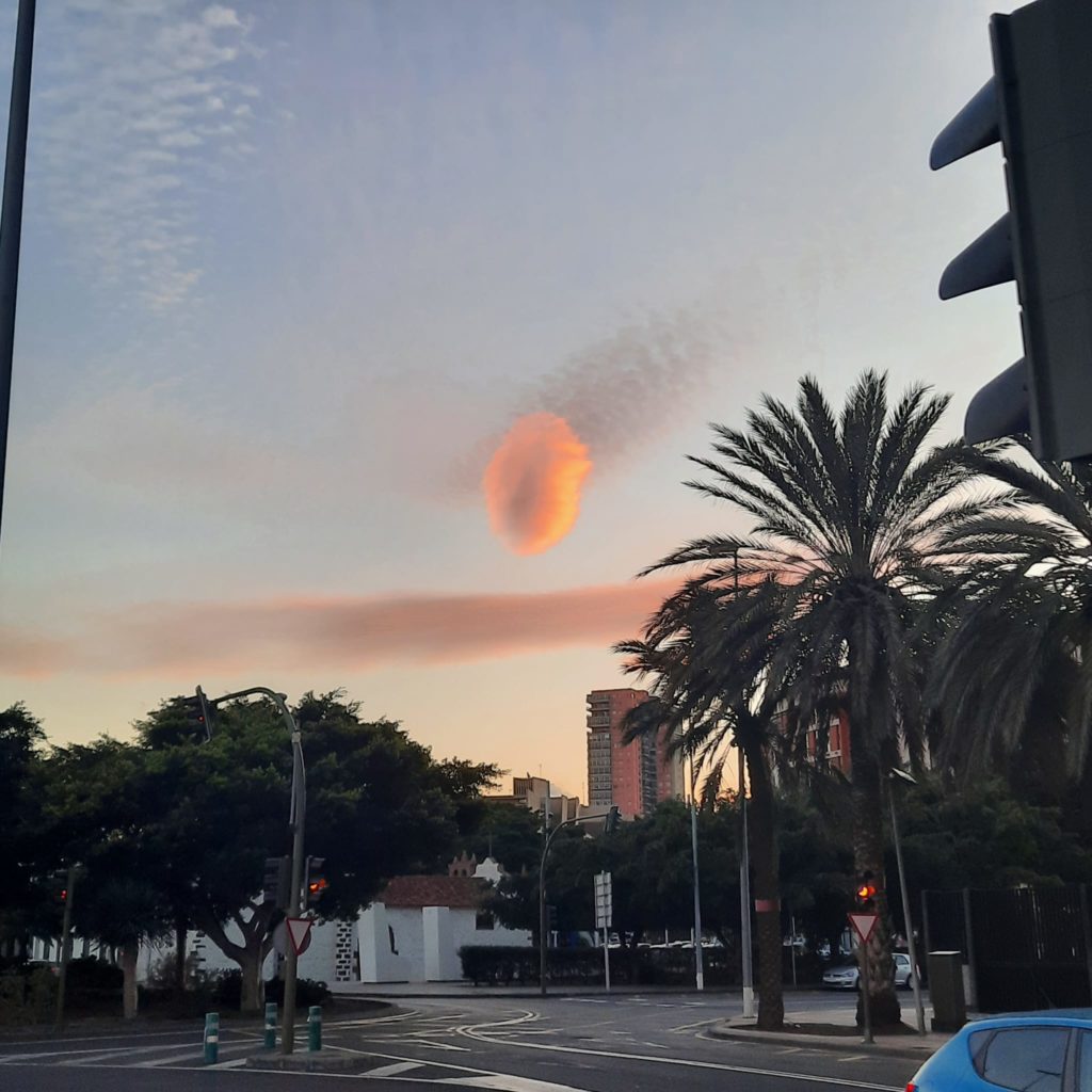 Strange cloud in Santa Cruz de Tenerife.  GIVES