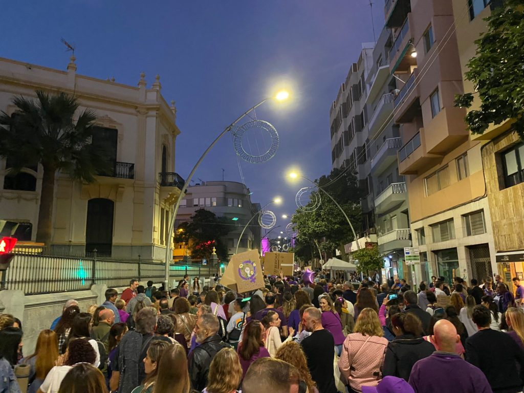 Cientos de personas toman la calle en Santa Cruz de Tenerife por el 8-M