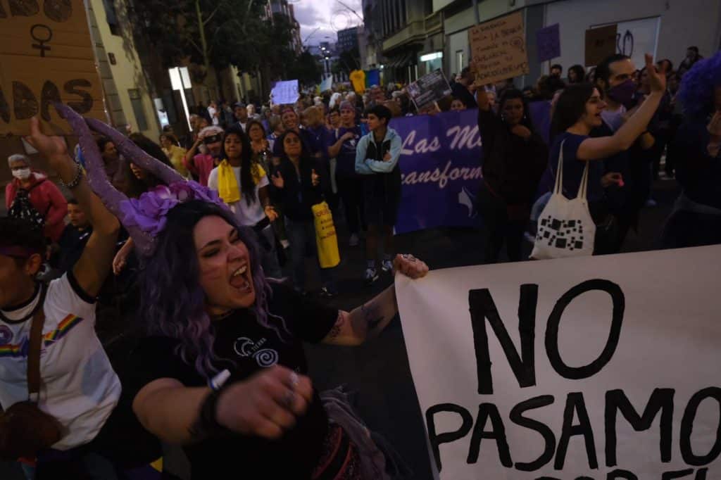 Marea violeta toma las calles de Santa Cruz de Tenerife por el 8-M. Fran Pallero