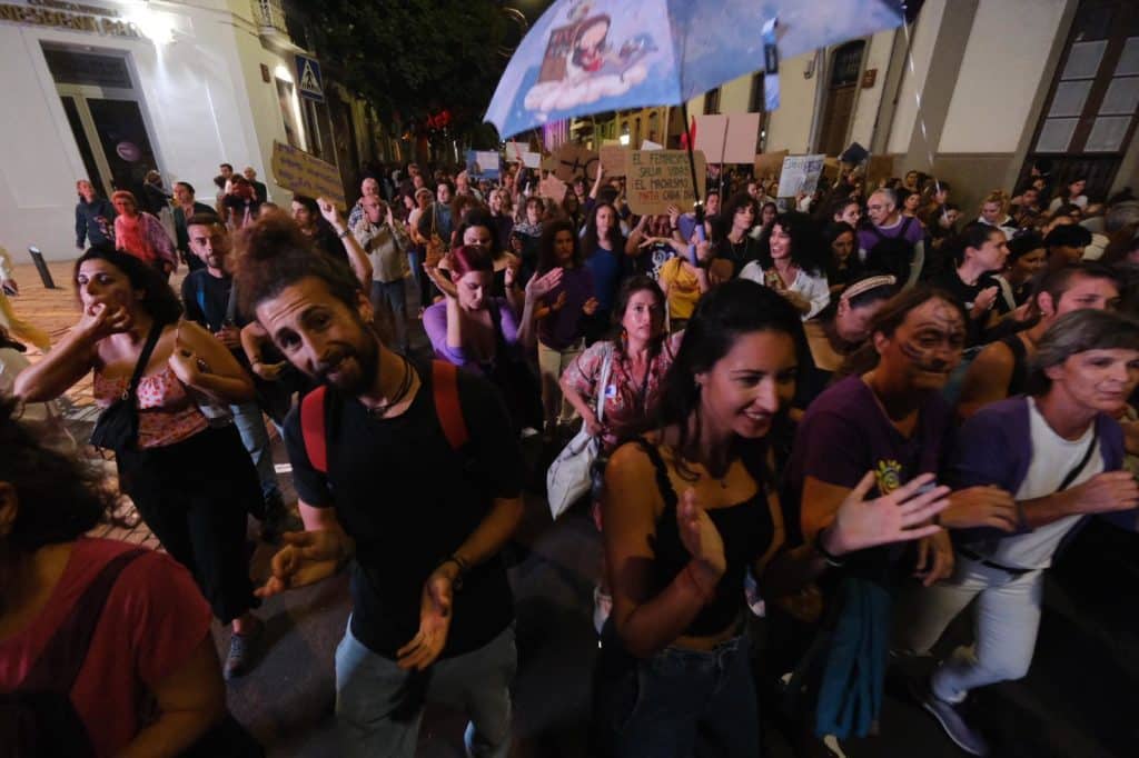 Marea violeta toma las calles de Santa Cruz de Tenerife por el 8-M. Fran Pallero