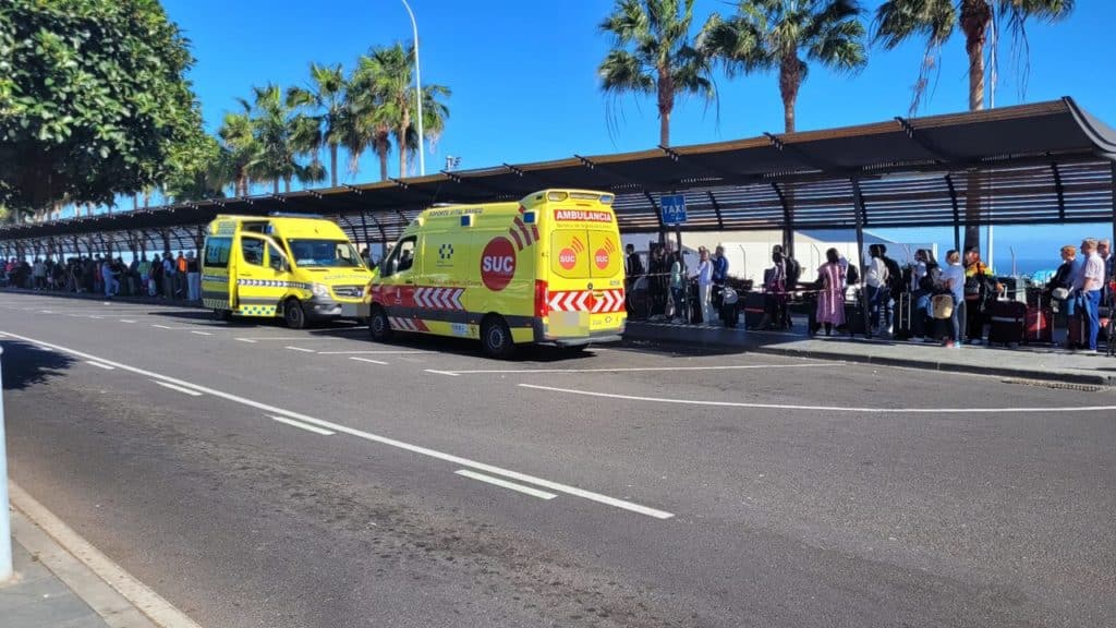 En estado crítico tras sufrir una parada cardiaca en el aeropuerto de Tenerife Sur
