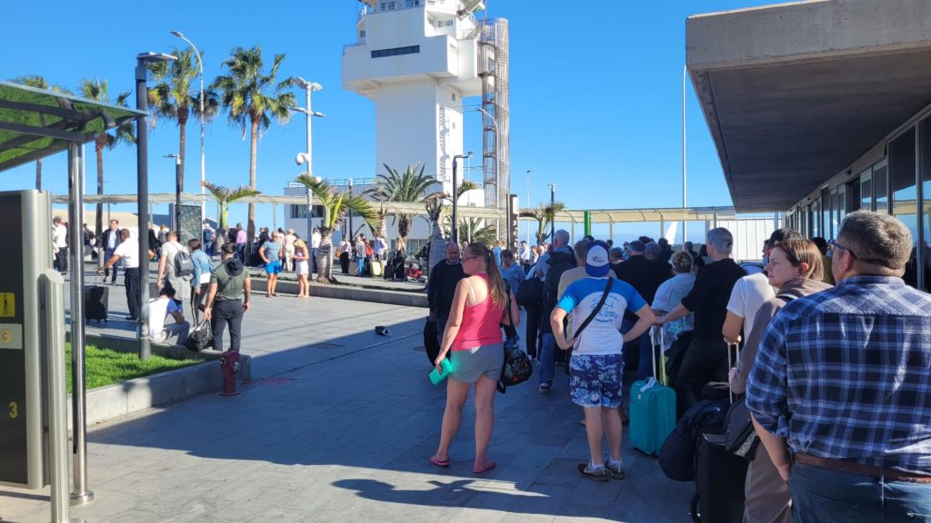 En estado crítico tras sufrir una parada cardiaca en el aeropuerto de Tenerife Sur