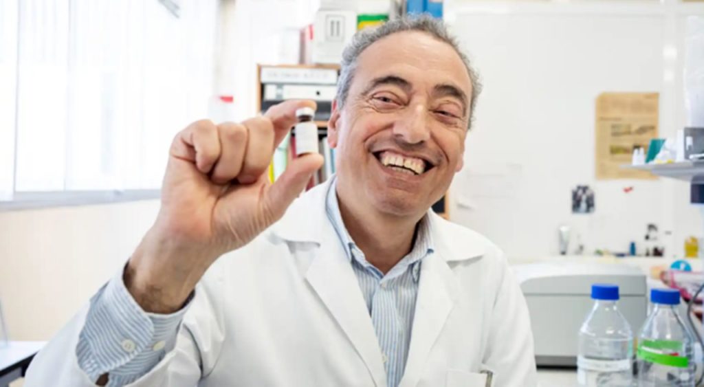 Carlos Martín muestra un vial de la vacuna en su despacho de la Universidad de Zaragoza. Laura Mateo