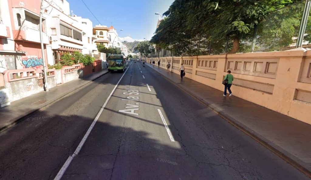 Impactante accidente en Santa Cruz: un coche vuelca tras chocar con otro que estaba parado