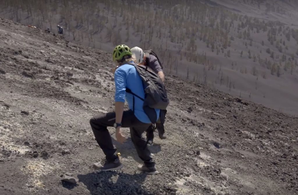 Jesús Calleja y Pedro Piqueras llegan a la cima del volcán de La Palma con las botas derretidas